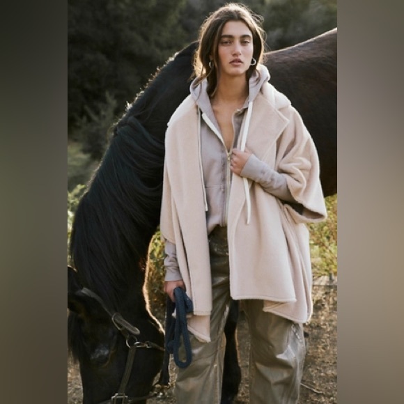 NWT Free People Starlett Faux Fur Poncho in Crème Brûlée - One Size - Picture 1 of 13